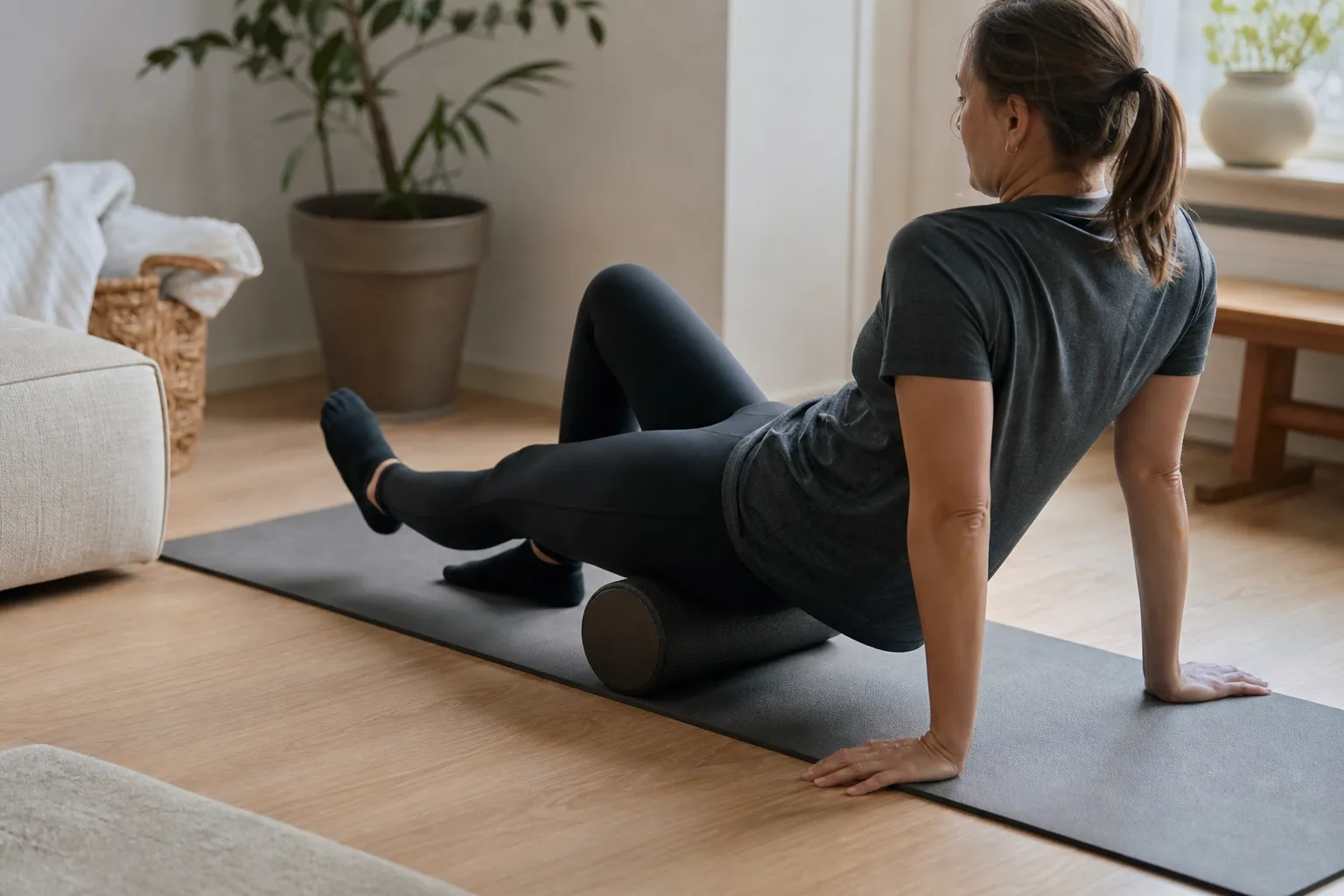 Person visar korrekt teknik för foam rolling på baksida lår